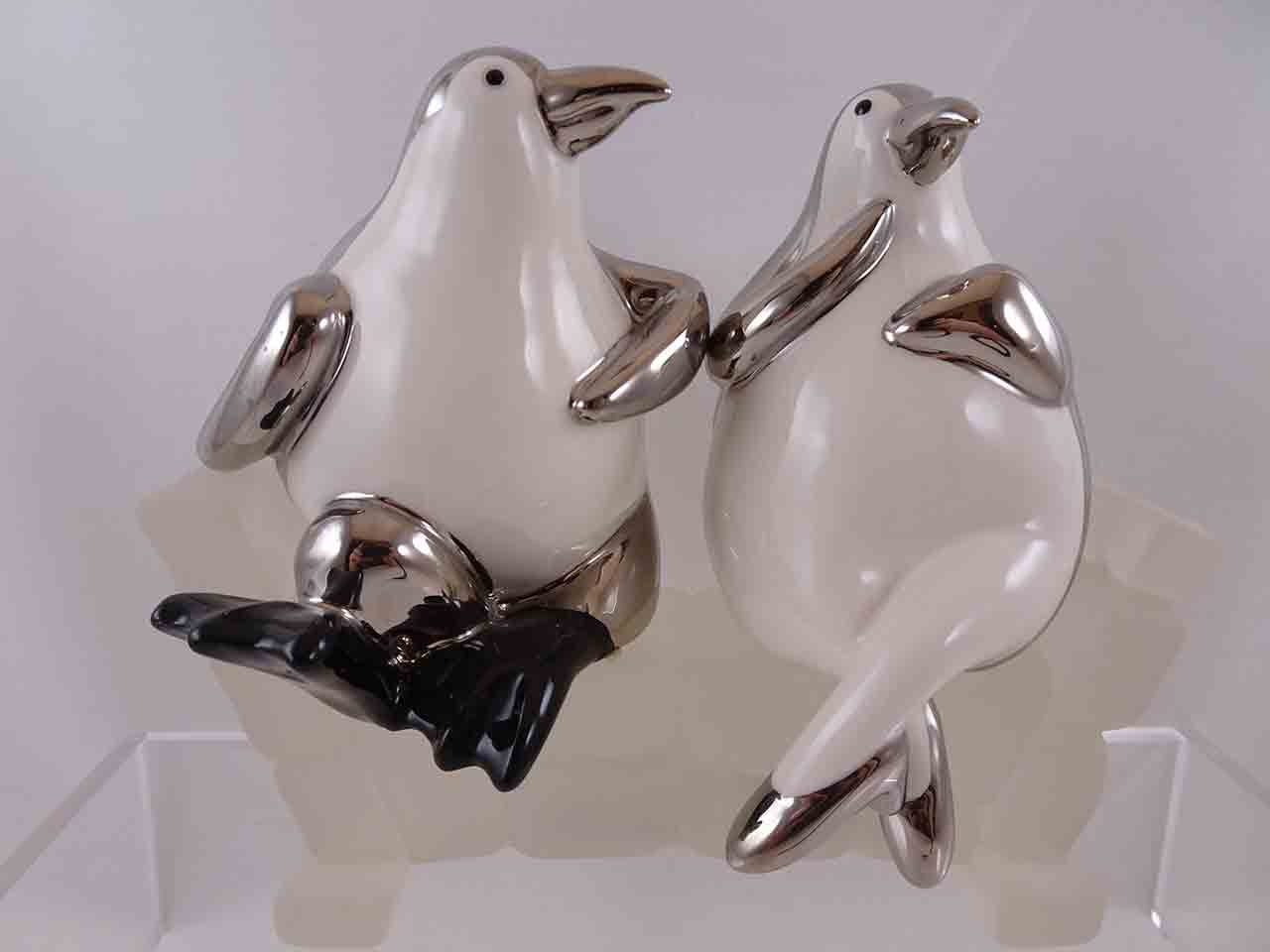 57863 Department 56 penguins sitting on an ice bench salt and pepper shakers
