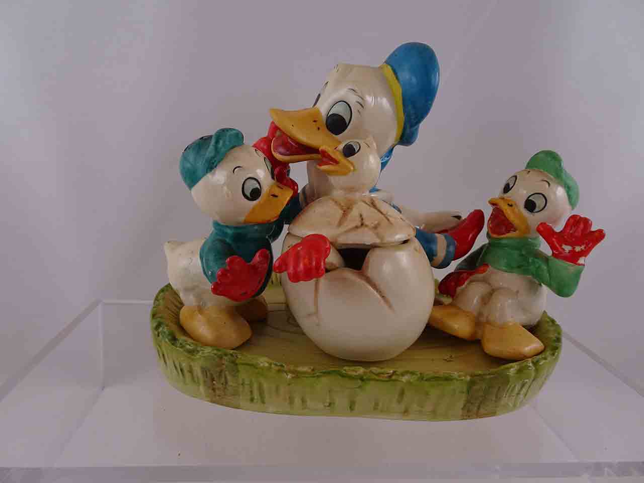 60182 Donald Duck and nephews with red gloves condiment salt and pepper shakers