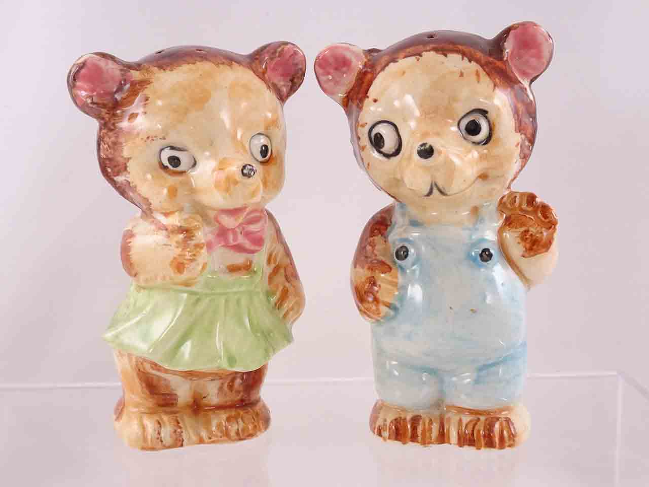 61087 Bear in overalls with female salt and pepper shakers