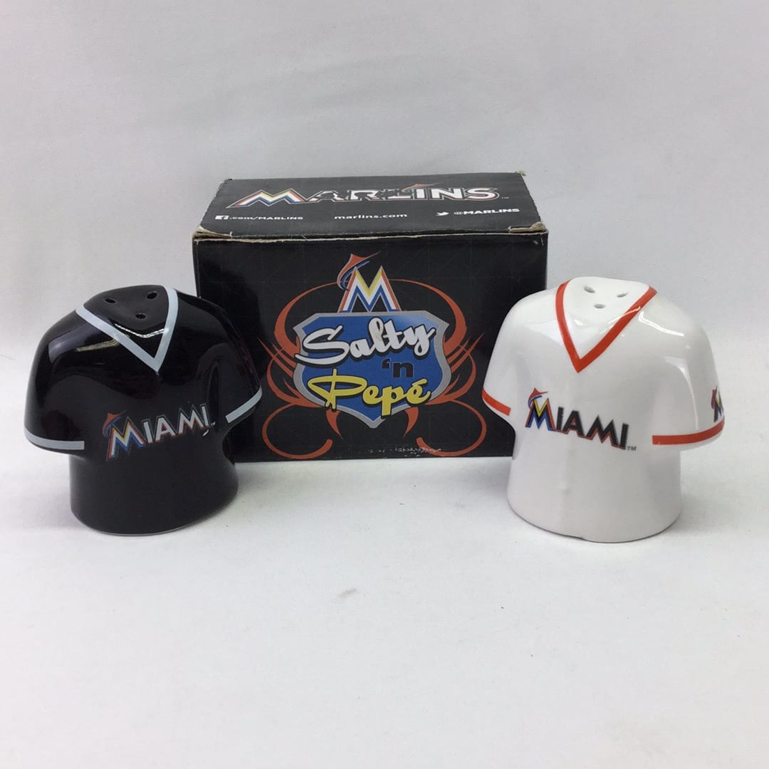 Featured_Articles_Stadium_Giveaways_Miami_Marlins_1 Miami Marlins baseball jerseys of Jarrod Saltalamacchia and Jose Fernandez salt and pepper shakers