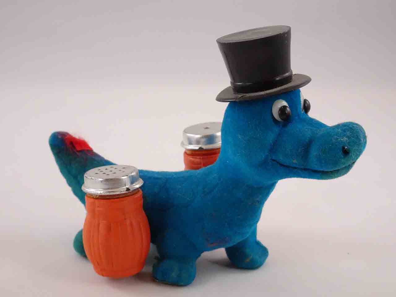 44965 Fuzzy plastic alligator salt and pepper shakers