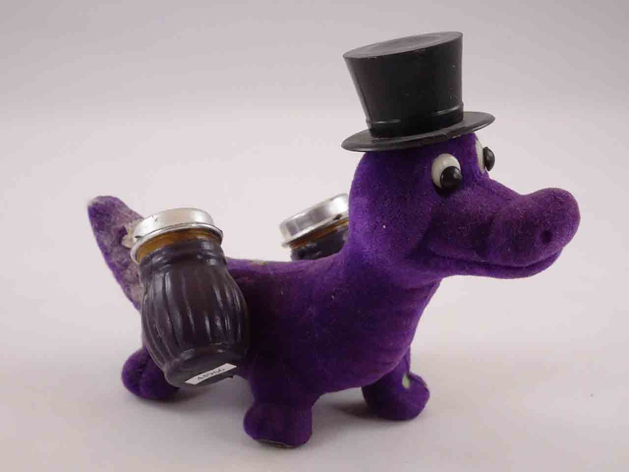 44966 Fuzzy plastic alligator salt and pepper shakers