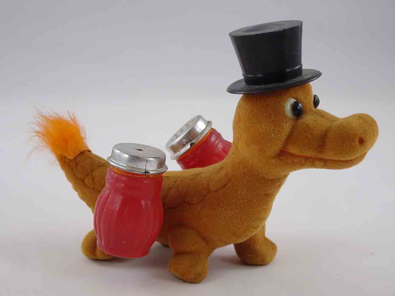 44967 Fuzzy plastic alligator salt and pepper shakers