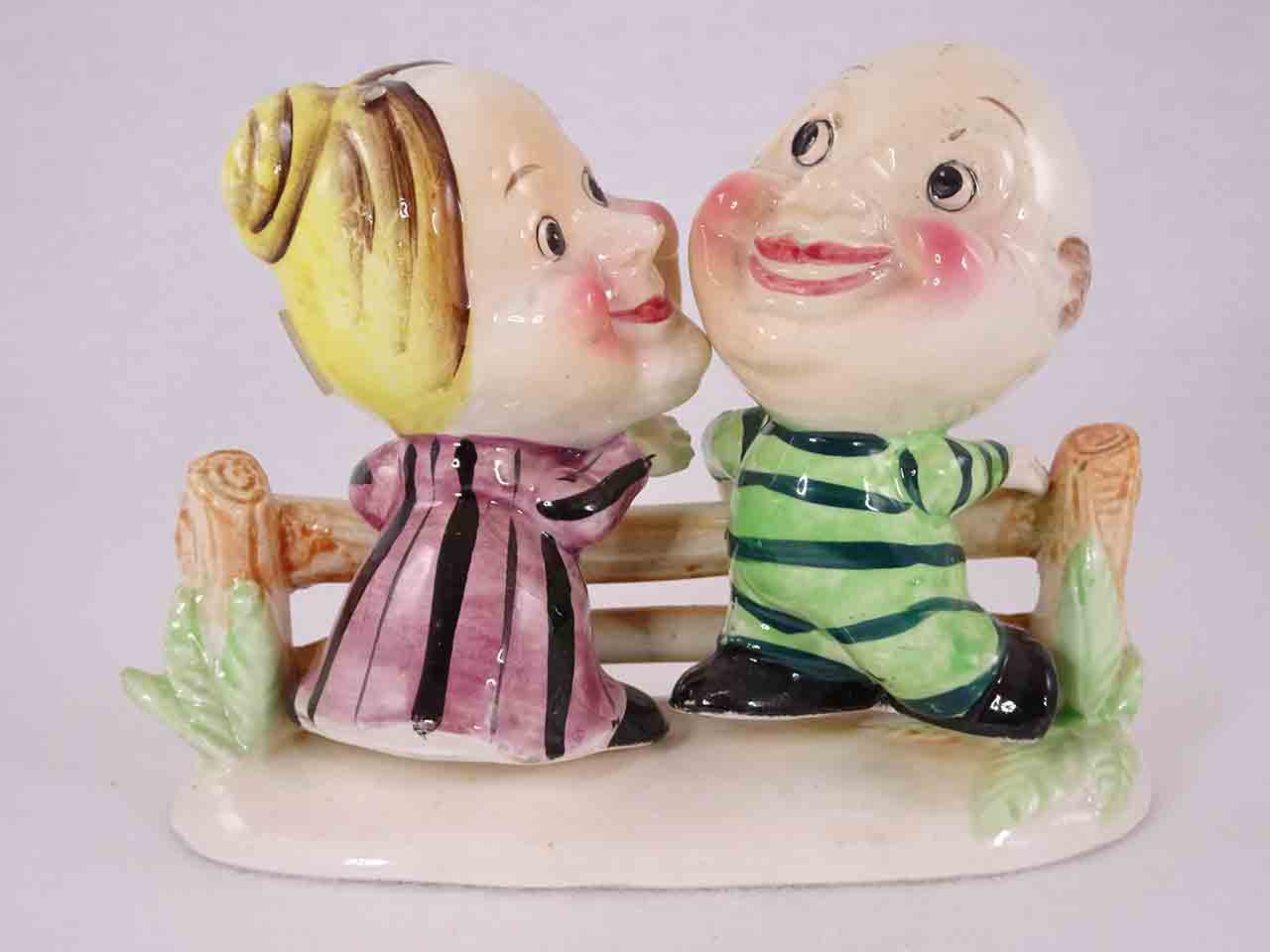 48998 Neighbors at fence salt and pepper shakers