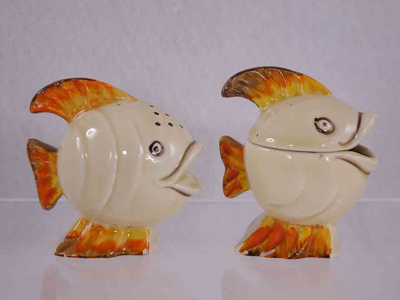 52353 Fish condiment made by Wilkinson from England salt and pepper shakers and condiment