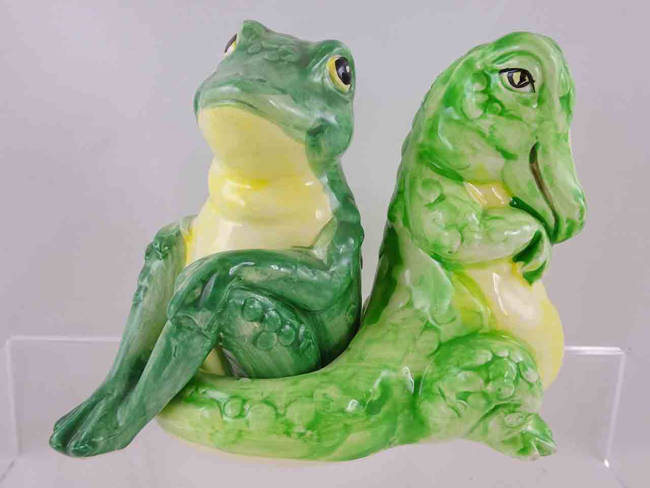 55834 Sigma alligator with frog salt and pepper shakers