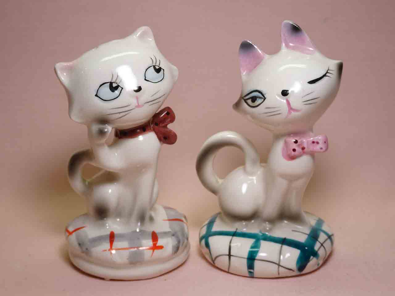 37004 Japan Cats on Pillows and Wearing Ribbons or Bows salt and pepper shakers
