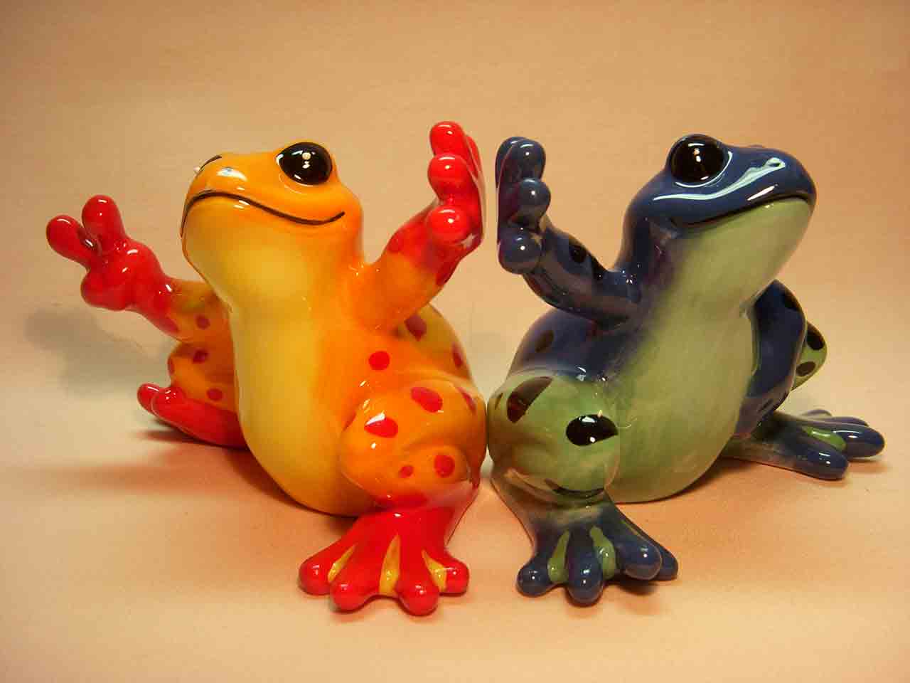 8254 Peace Frogs by Westland Giftware salt and pepper shakers