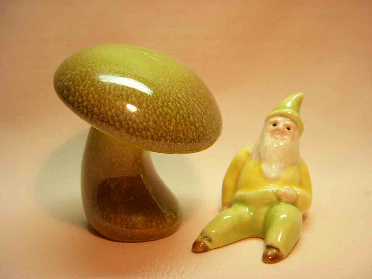 21659 Vallona Starr toad stool with reclining gnome salt and pepper shakers